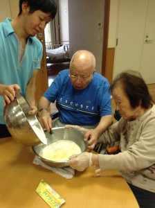 老健　誕生日にてホットケーキ作り　写真