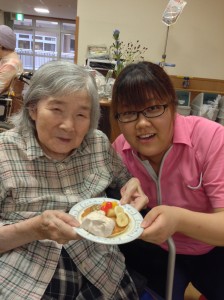 老健　誕生日にてホットケーキ作り　写真3