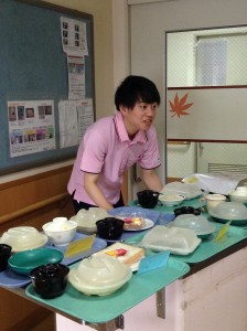 食事の準備を行なう様子